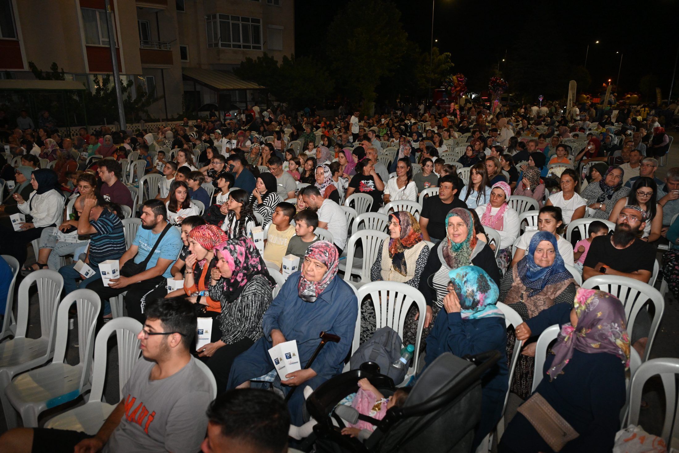 22 08 2025 Muzaffer Turkes Zafer Mahalleleri Yaz Sinemasi Etkinligi (3)-1