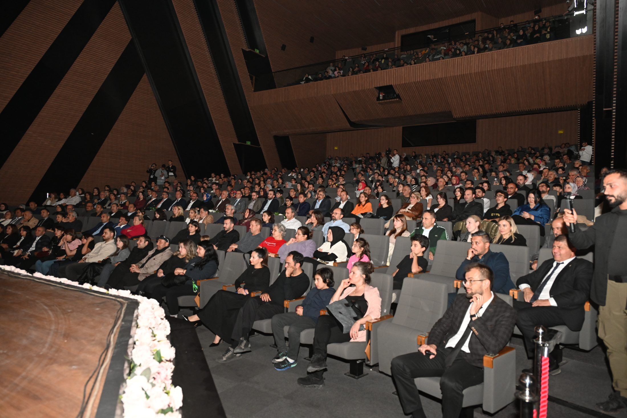 07 11 2025 Isparta Belediyesi Sehir Tiyatrolari Eyvah Yine Karişti Ilk Oyun (3)