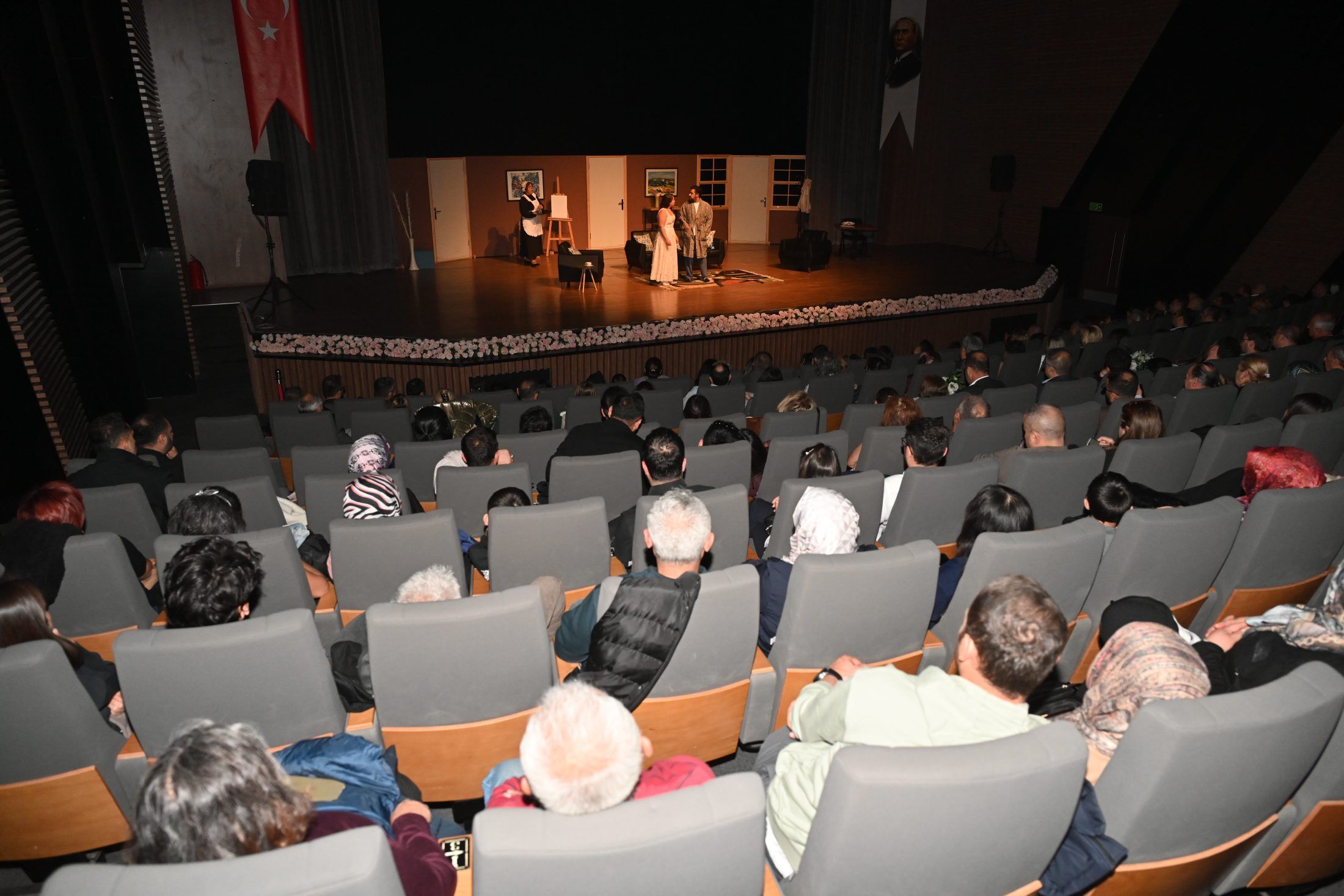 07 11 2025 Isparta Belediyesi Sehir Tiyatrolari Eyvah Yine Karişti Ilk Oyun (6)