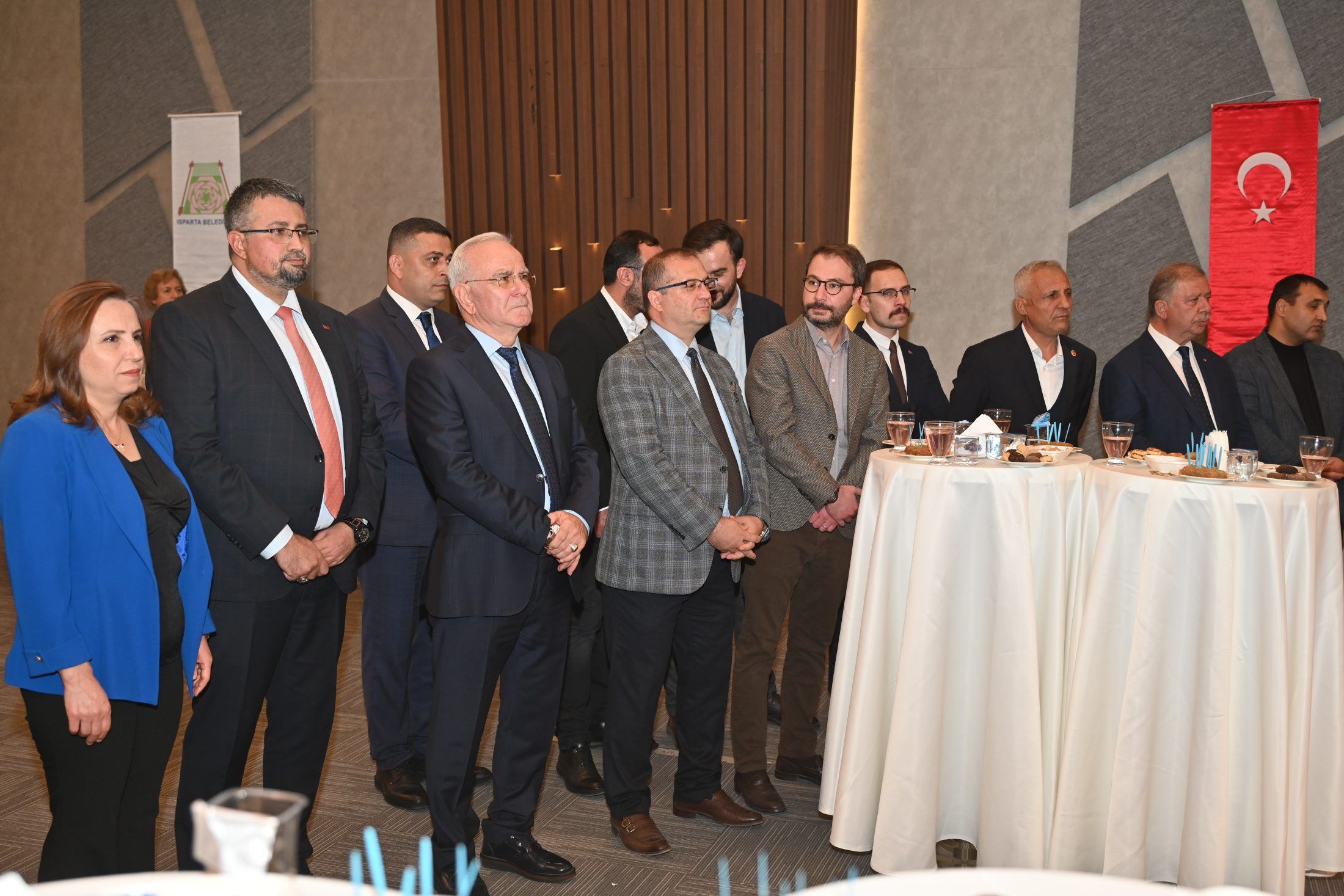 07 11 2025 Isparta Belediyesi Sehir Tiyatrolari Eyvah Yine Karişti Ilk Oyun (9)