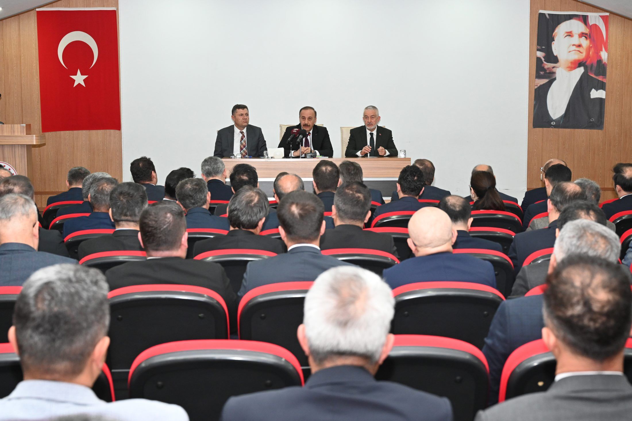 27 11 2025 Il Ilce Idare Kaymakamlar Toplantisi 8. Isparta Kitap Fuari Bilgilendirme (2)