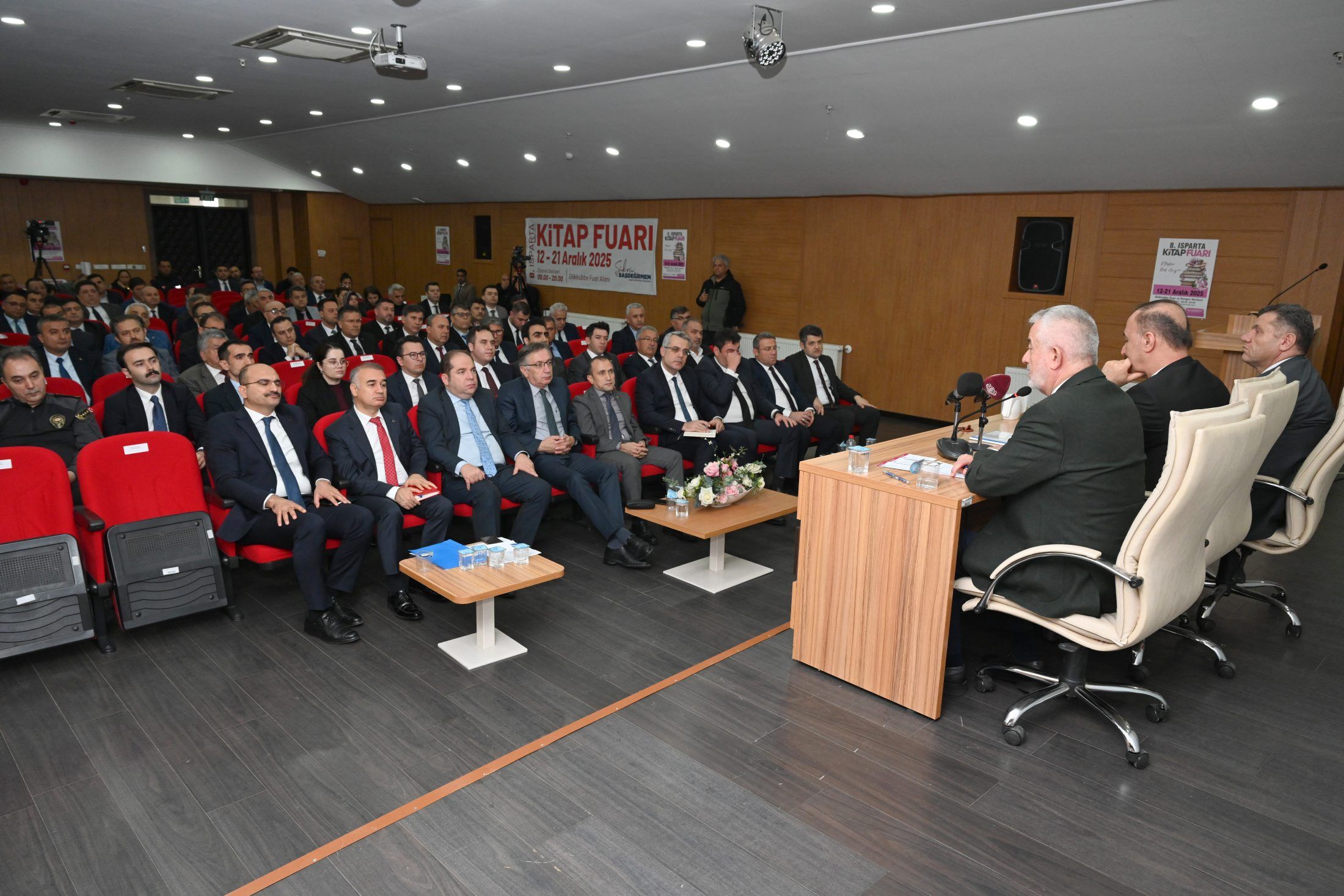 27 11 2025 Il Ilce Idare Kaymakamlar Toplantisi 8. Isparta Kitap Fuari Bilgilendirme (3)