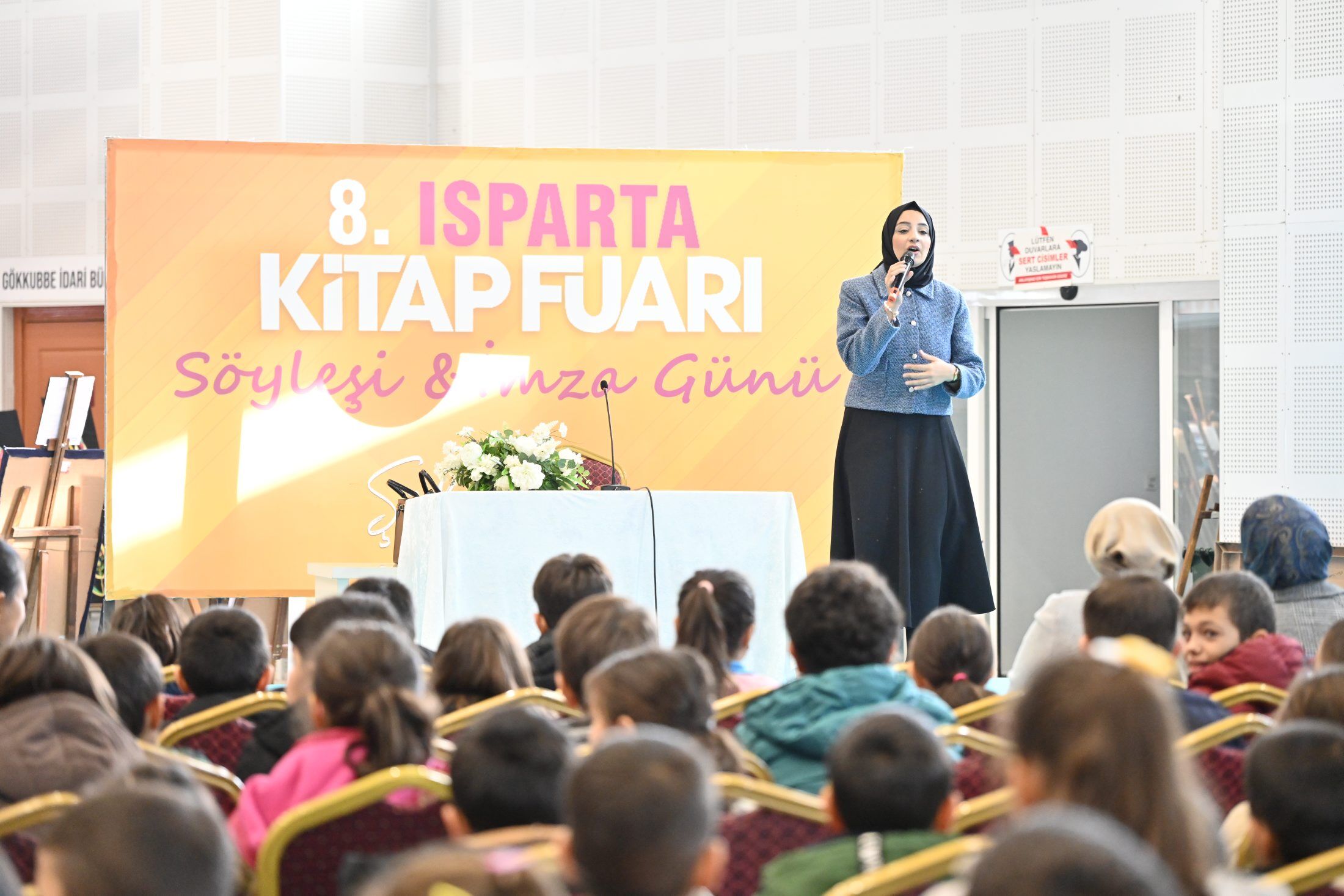 16 12 2025 8. Isparta Kitap Fuari Kubra Nur Iscan Soylesi Imza (1)