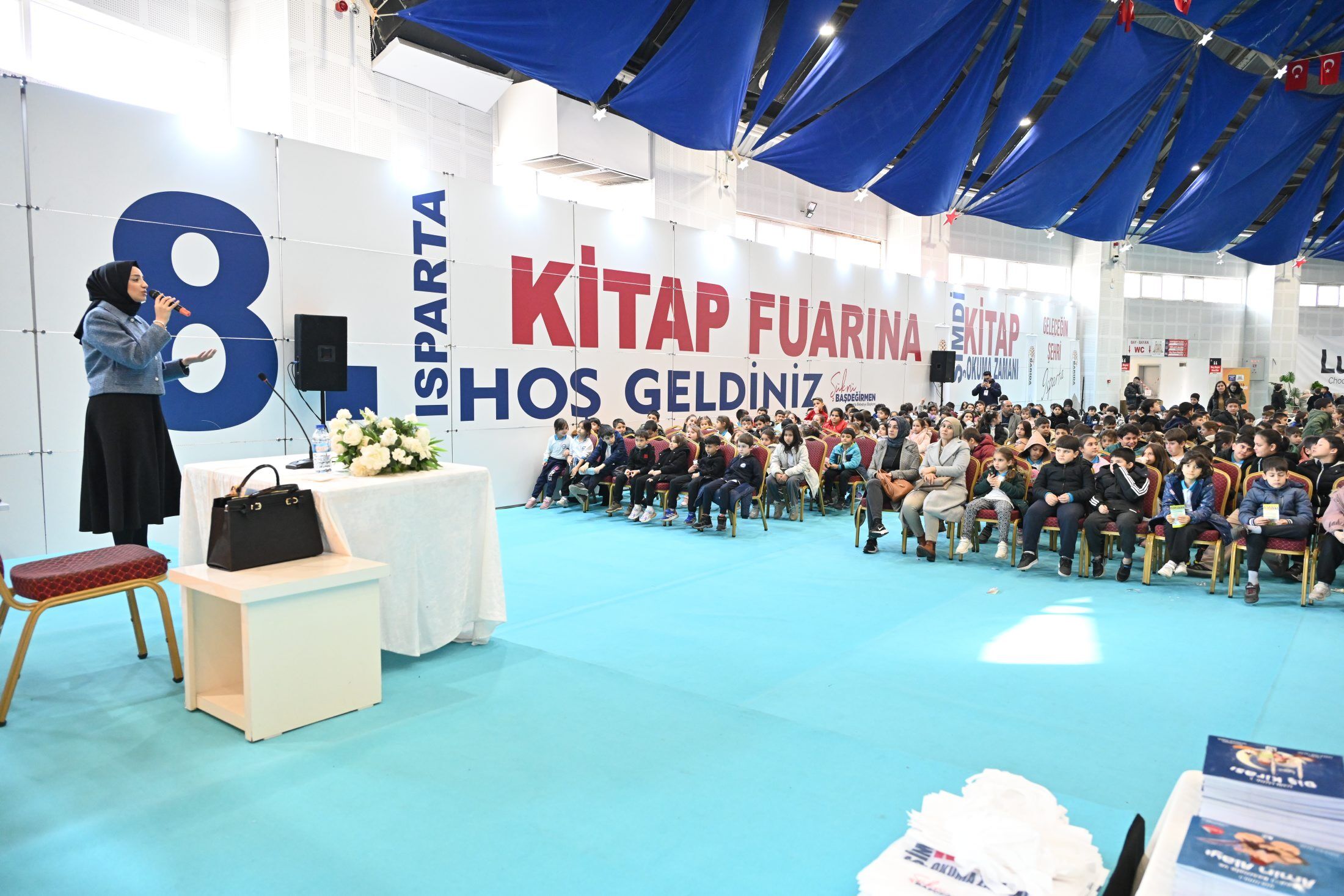 16 12 2025 8. Isparta Kitap Fuari Kubra Nur Iscan Soylesi Imza (2)