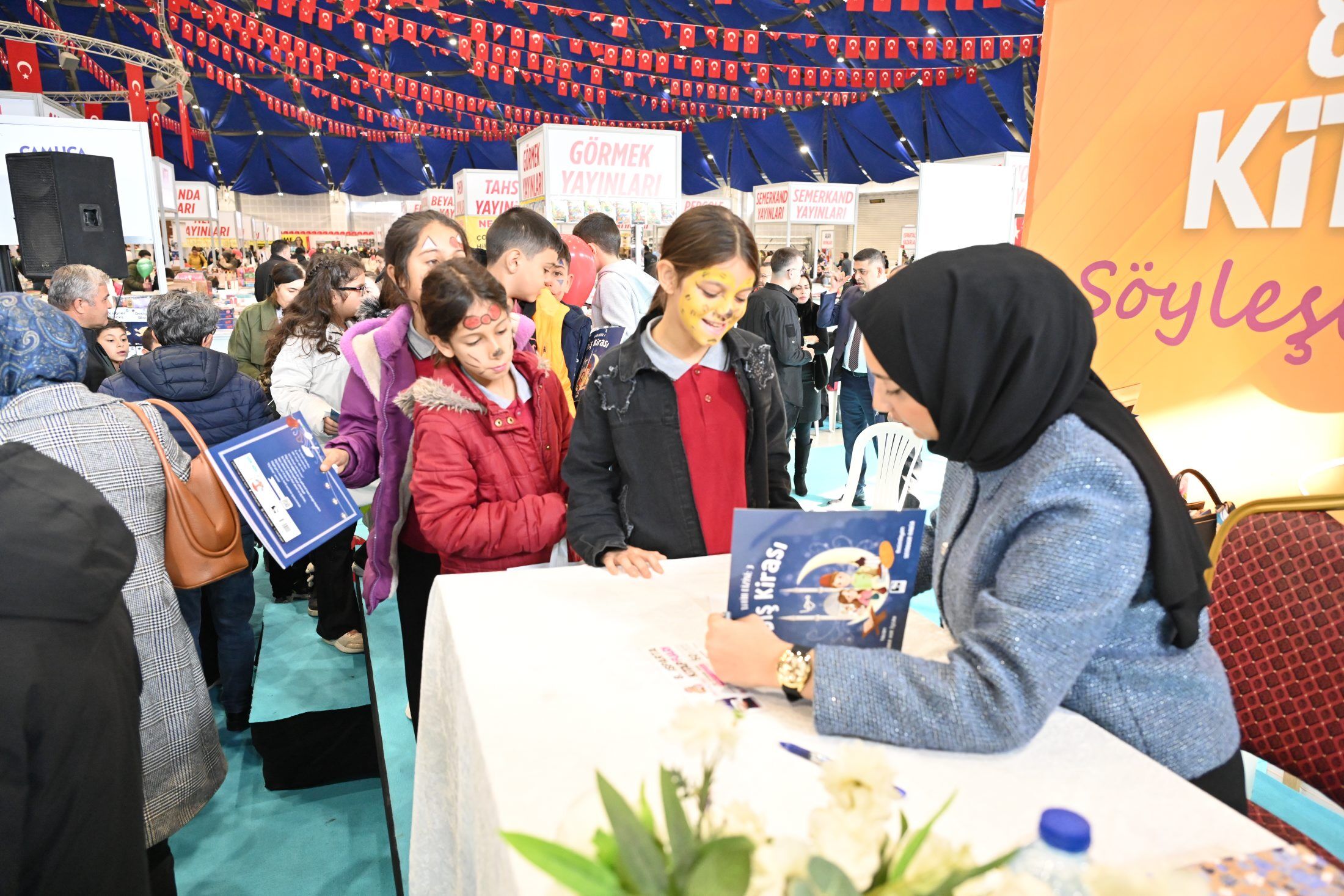 16 12 2025 8. Isparta Kitap Fuari Kubra Nur Iscan Soylesi Imza (3)