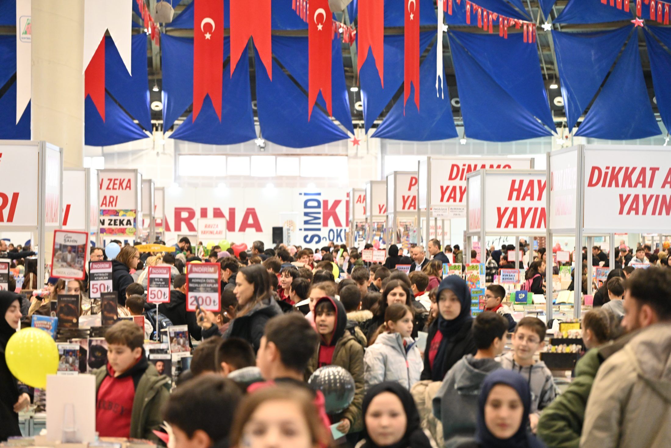 16 12 2025 8. Isparta Kitap Fuari Kubra Nur Iscan Soylesi Imza (4)