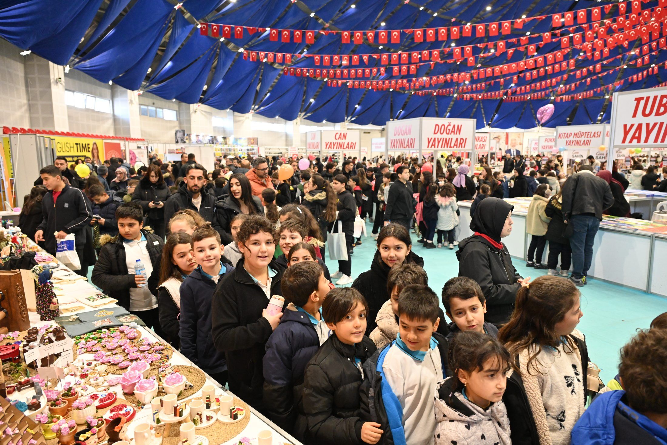 16 12 2025 8. Isparta Kitap Fuari Kubra Nur Iscan Soylesi Imza (5)
