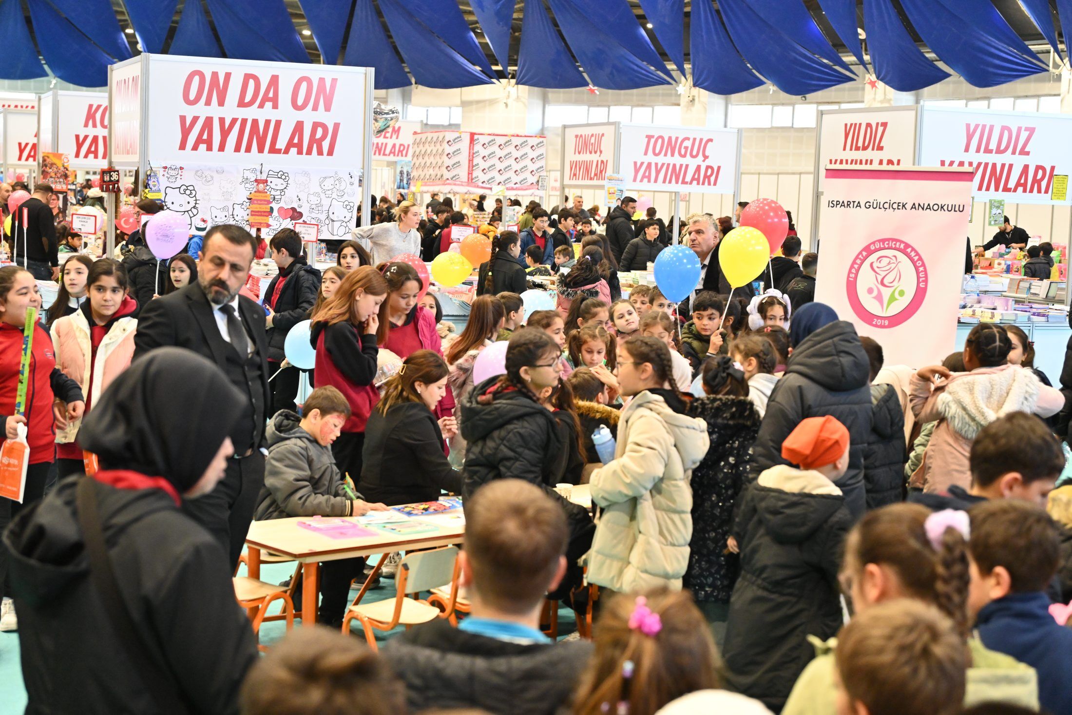 16 12 2025 8. Isparta Kitap Fuari Kubra Nur Iscan Soylesi Imza (6)