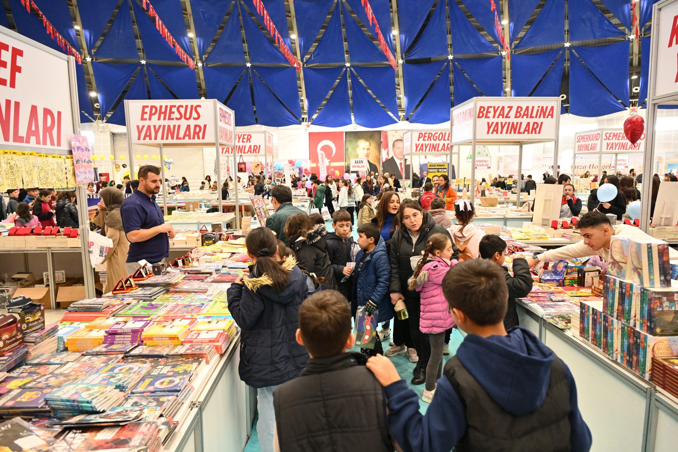 16 12 2025 8. Isparta Kitap Fuari Kubra Nur Iscan Soylesi Imza (7)
