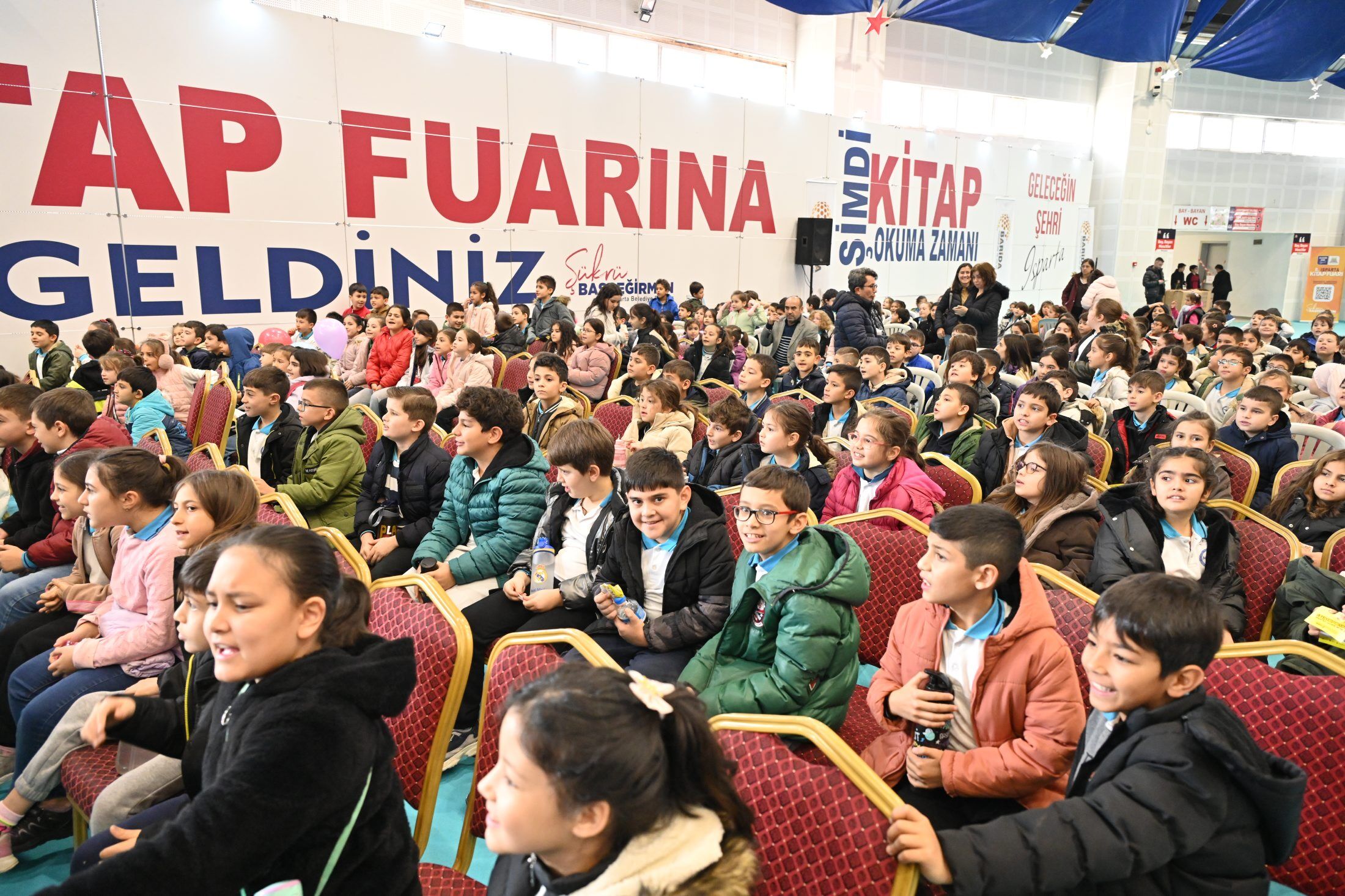 16 12 2025 8. Isparta Kitap Fuari Kubra Nur Iscan Soylesi Imza (8)