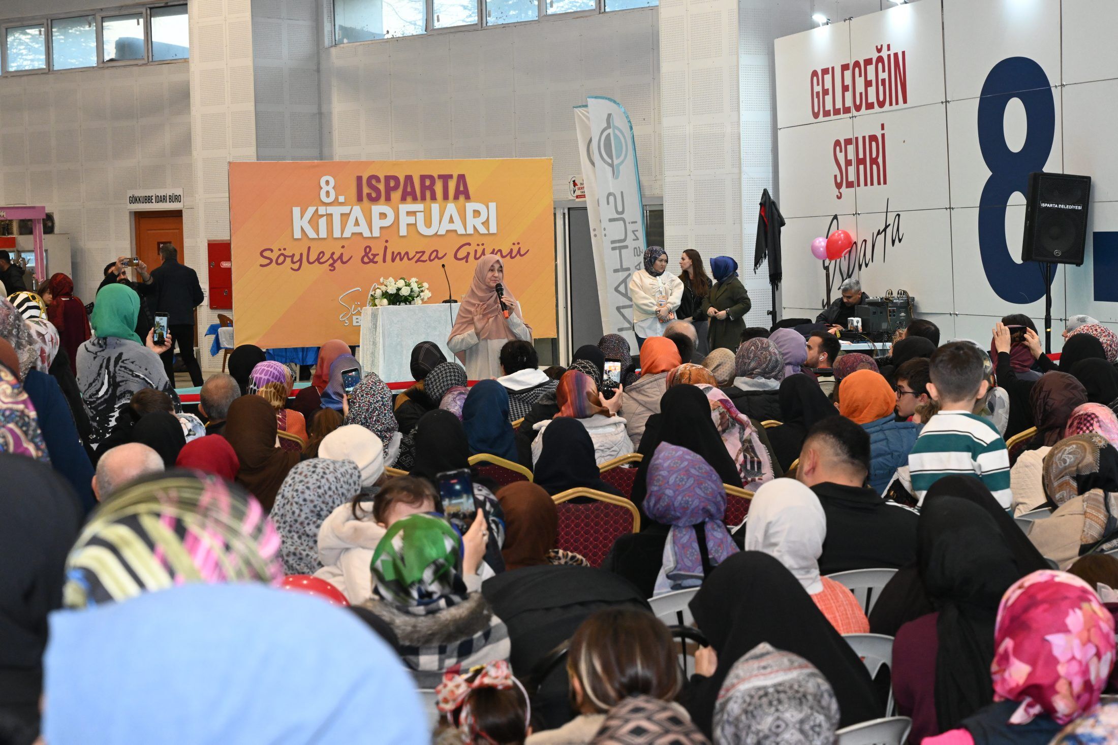18 12 2025 8. Isparta Kitap Fuari Sukru Erbas Ve Saliha Erdim Imza Soylesi (1)