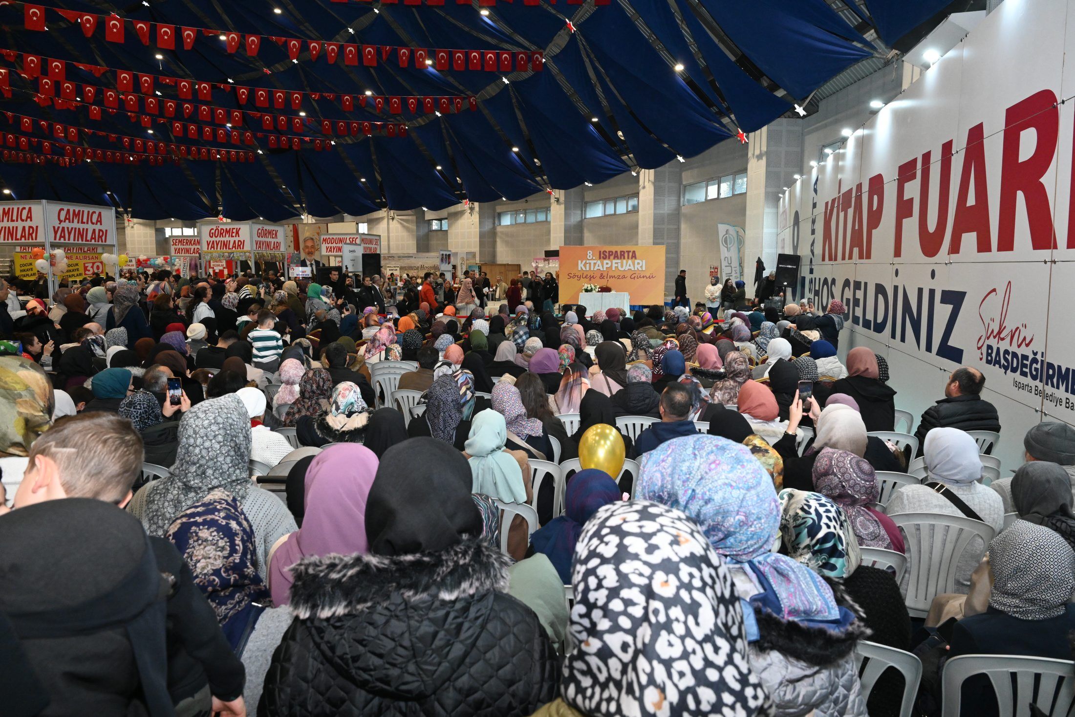 18 12 2025 8. Isparta Kitap Fuari Sukru Erbas Ve Saliha Erdim Imza Soylesi (4)