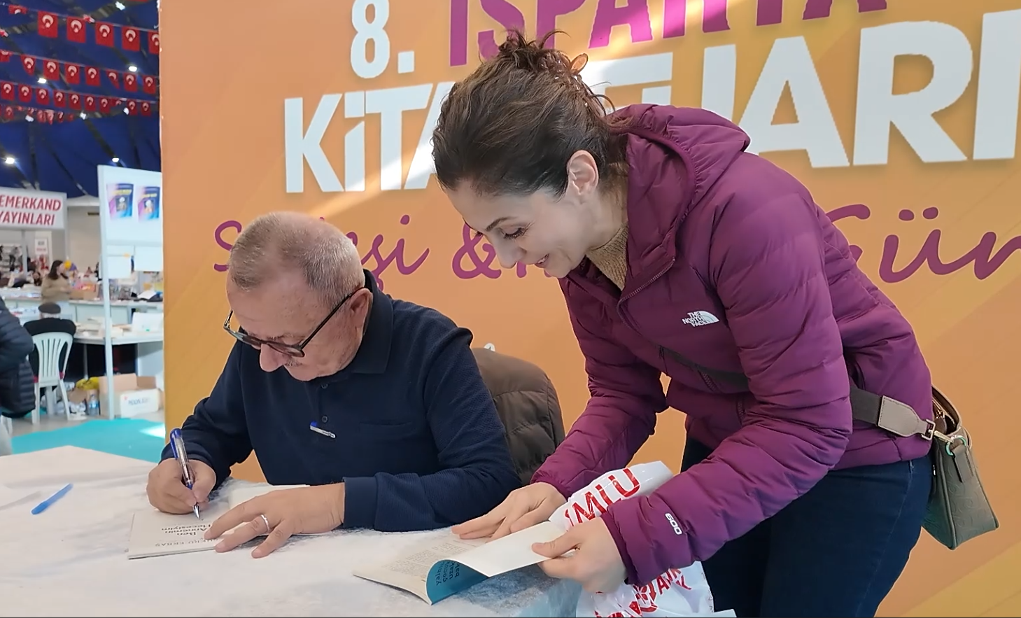 18 12 2025 8. Isparta Kitap Fuari Sukru Erbas Ve Saliha Erdim Imza Soylesi (5)