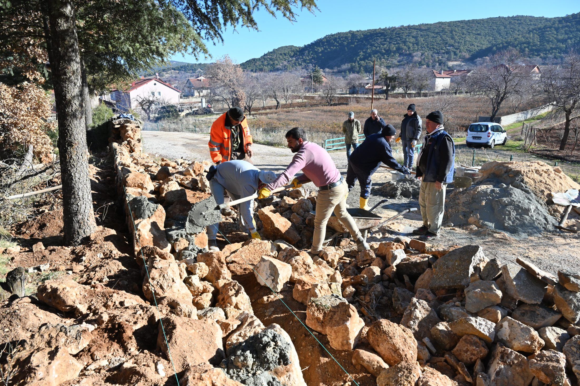 29 12 2025 Kozlıuca Koyu Mezarlik Duvari Yapim (2)