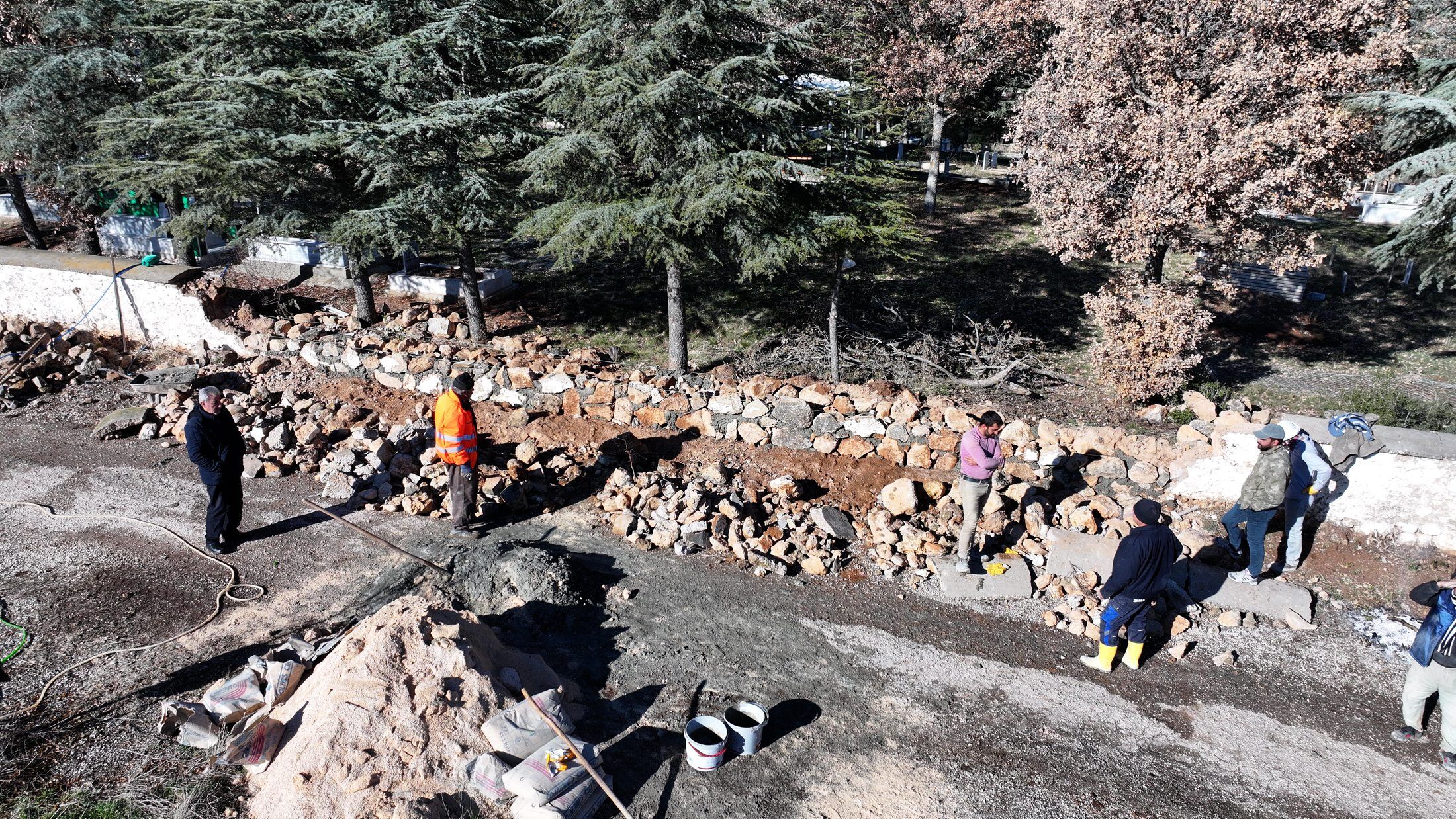 29 12 2025 Kozlıuca Koyu Mezarlik Duvari Yapim (5)