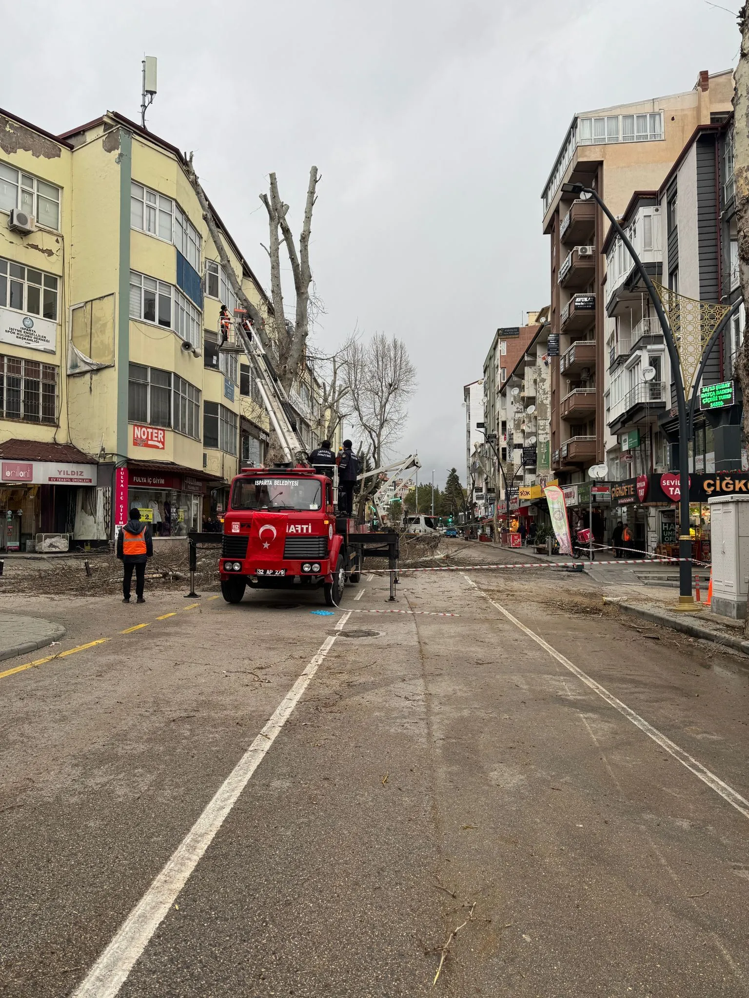6 Mart Atatruk Caddesi Agac Kesimi Nedeniyle Kapali