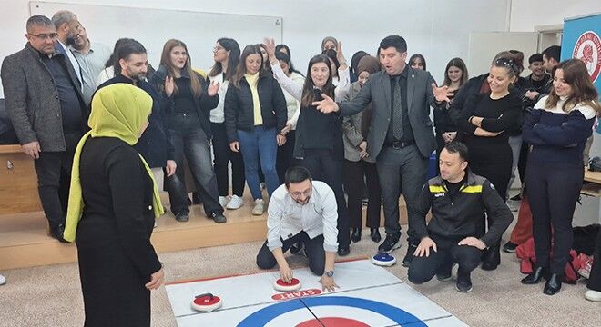 Universitede Floor Curling Tanitimi 565627