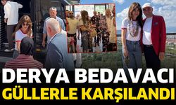 Derya Bedavacı güllerle karşılandı