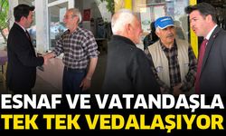 Esnaf ve vatandaşla tek tek vedalaşıyor