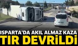Isparta'da tır devrildi