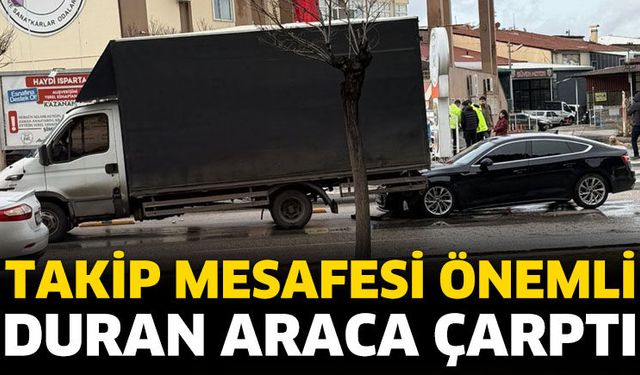 Duran araca çarptı